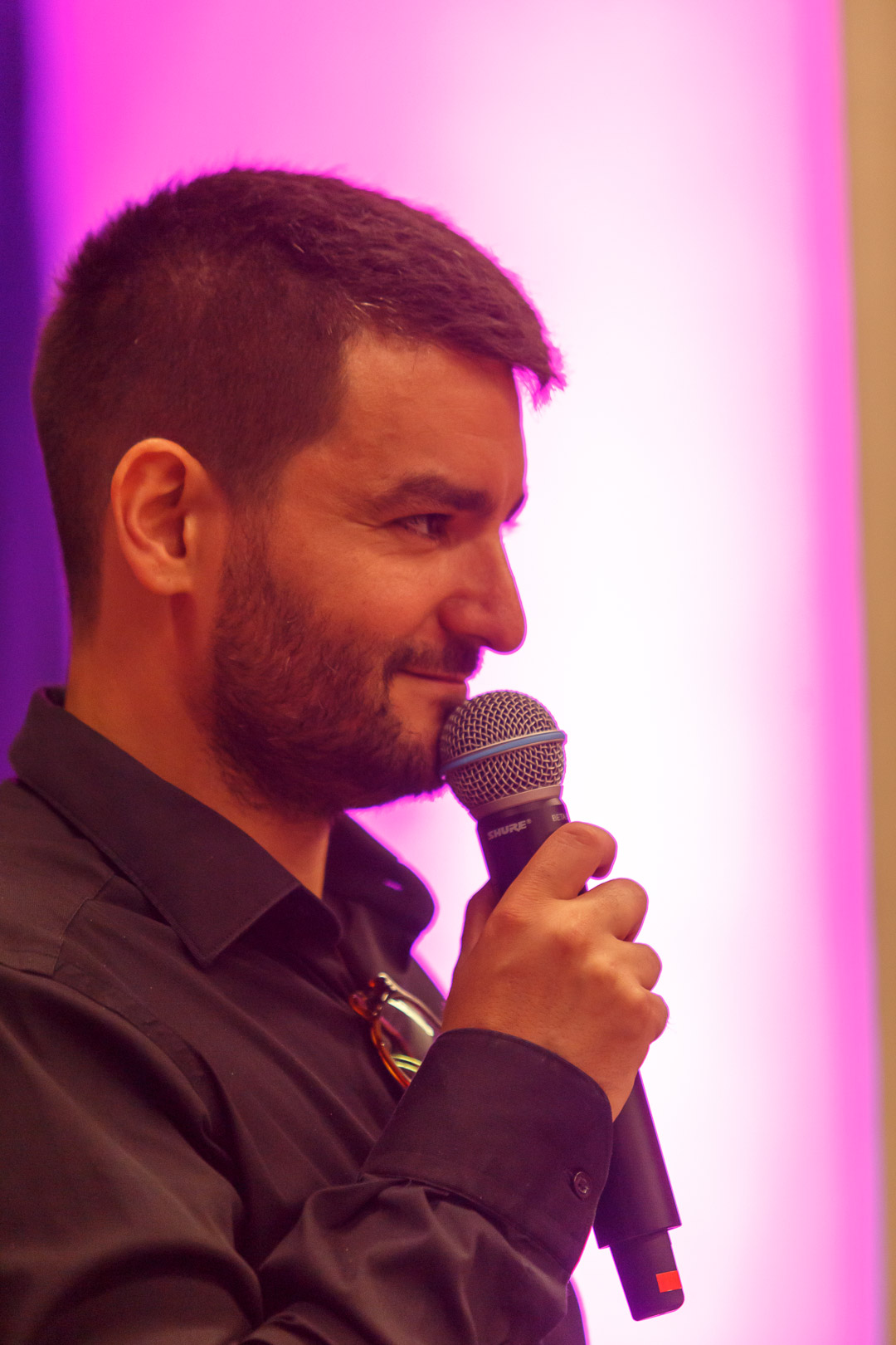 Philippe, DJ PADJ, au micro s'adressant aux invités pendant une soirée de mariage