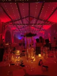 Salle de mariage baignée de rouge par des pars LED, éclairage architectural installé par PADJ