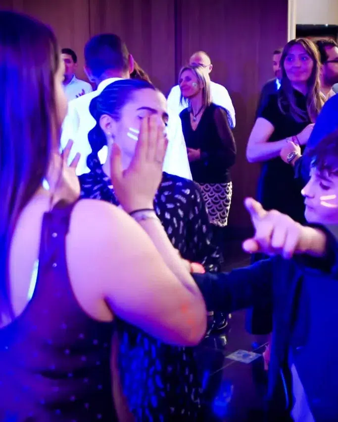 Adolescents sur la piste lors d'une bar mitzvah animée par PADJ