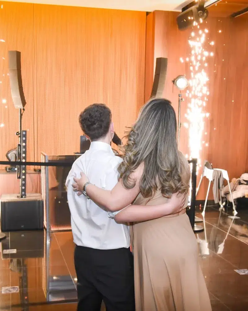 Danse du bar mitzvah avec sa mère sous les étincelles froides, animation PADJ