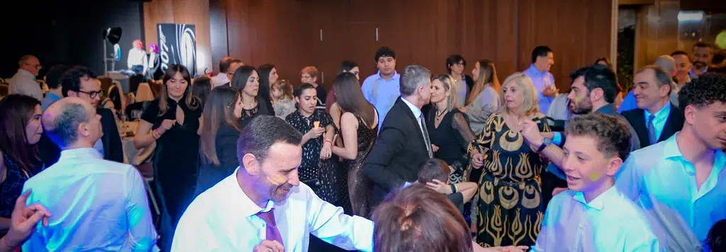 Piste de danse comble lors d'une bar mitzvah animée par PADJ à Toulouse