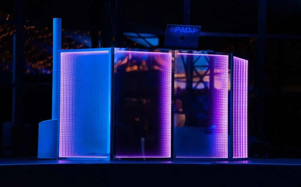 Cabine DJ à panneaux LED et sonorisation PADJ installées pour un mariage