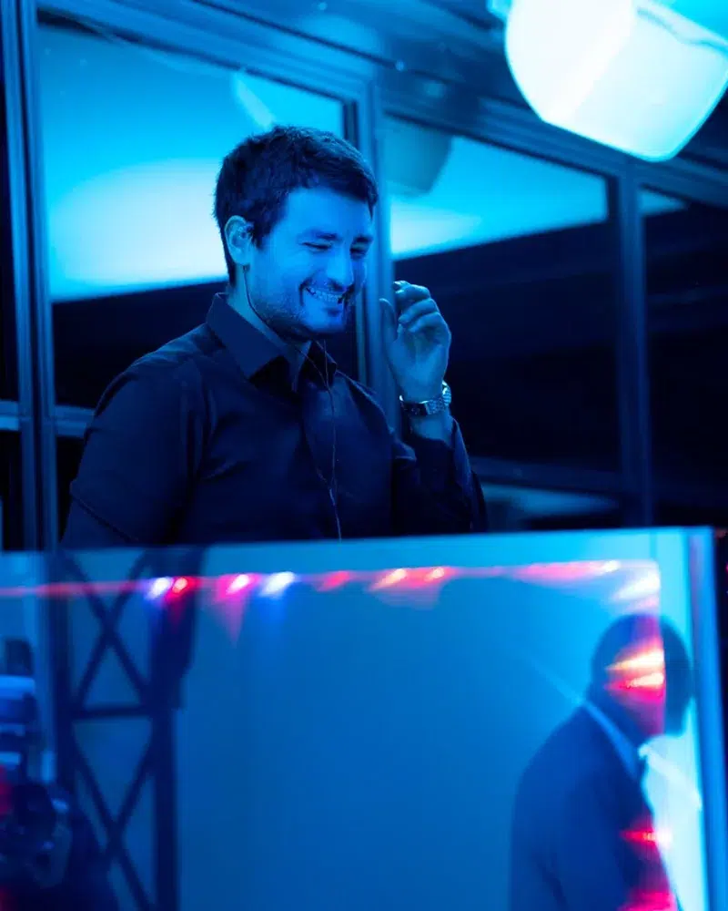 Philippe, DJ PADJ, au casque derrière sa console lors d'une soirée à Toulouse
