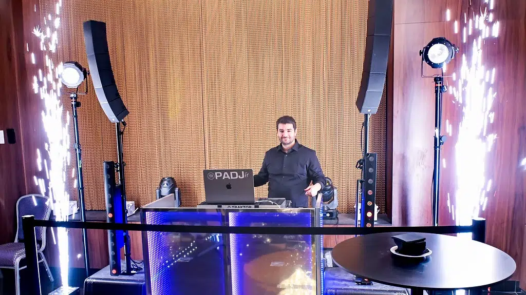 Cabine DJ PADJ et étincelles froides lors d'une bar mitzvah à Toulouse