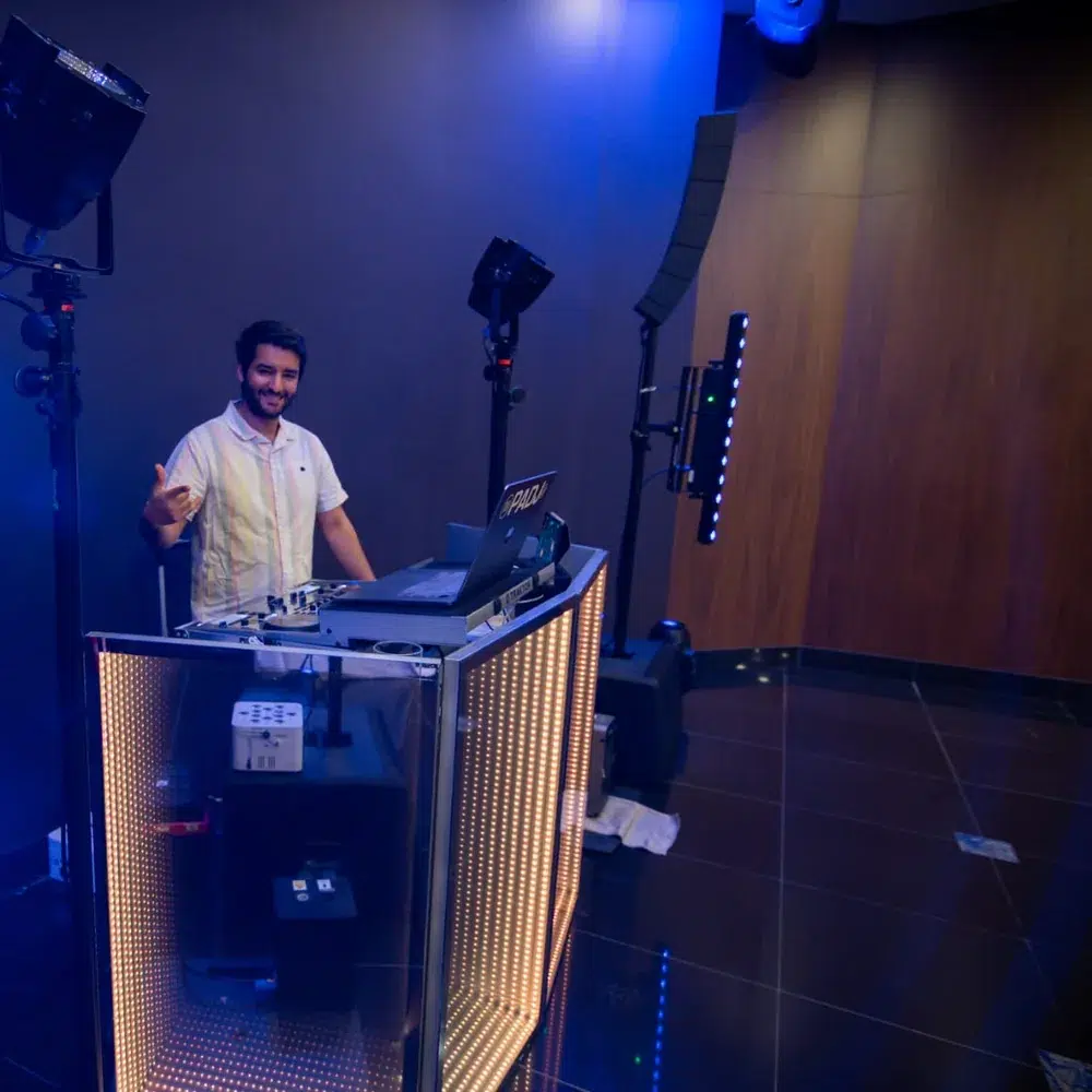Philippe, DJ PADJ, derrière sa cabine éclairée lors d'une bat mitzvah à Toulouse