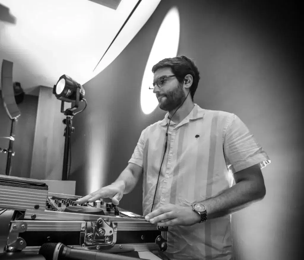 Philippe, DJ PADJ, seul à la console pendant une bat mitzvah