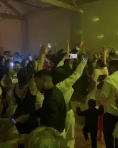 Piste bondée et cierge magique lors d'un anniversaire à Toulouse